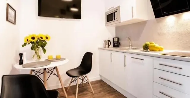 Old Town Apt - Topolowa Studio Krakow 0*,  Poland